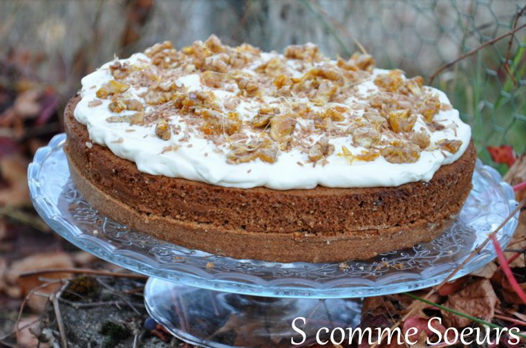 Gâteau aux noix fourré au chocolat, chantilly et noix caramélisées