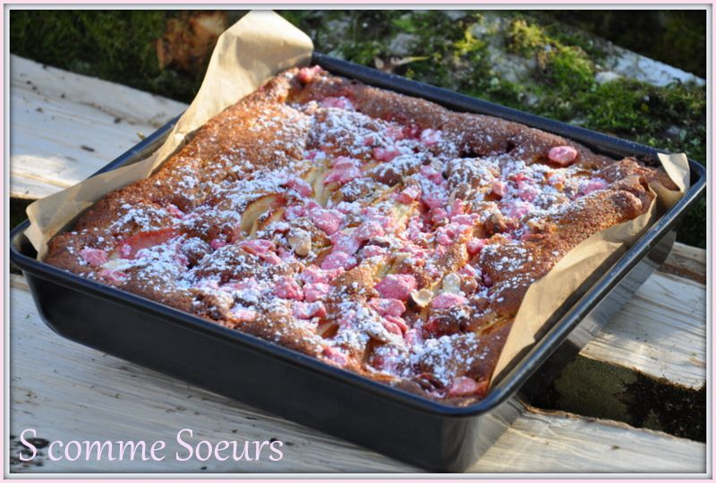 Gâteau aux pommes et aux pralines roses